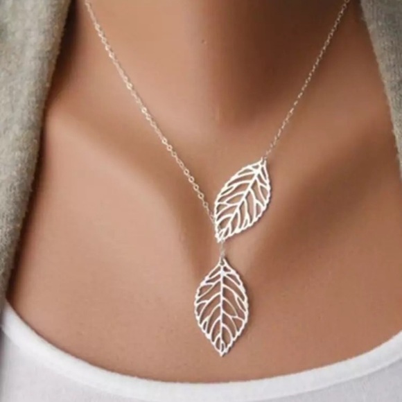 Jewelry - ✨NEW✨Silver Double Leaf Delicate Necklace